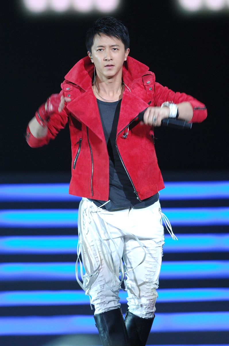 2011年6月1日,北京,神州数码上市十周年庆祝晚会.***_***韩庚+++_+++