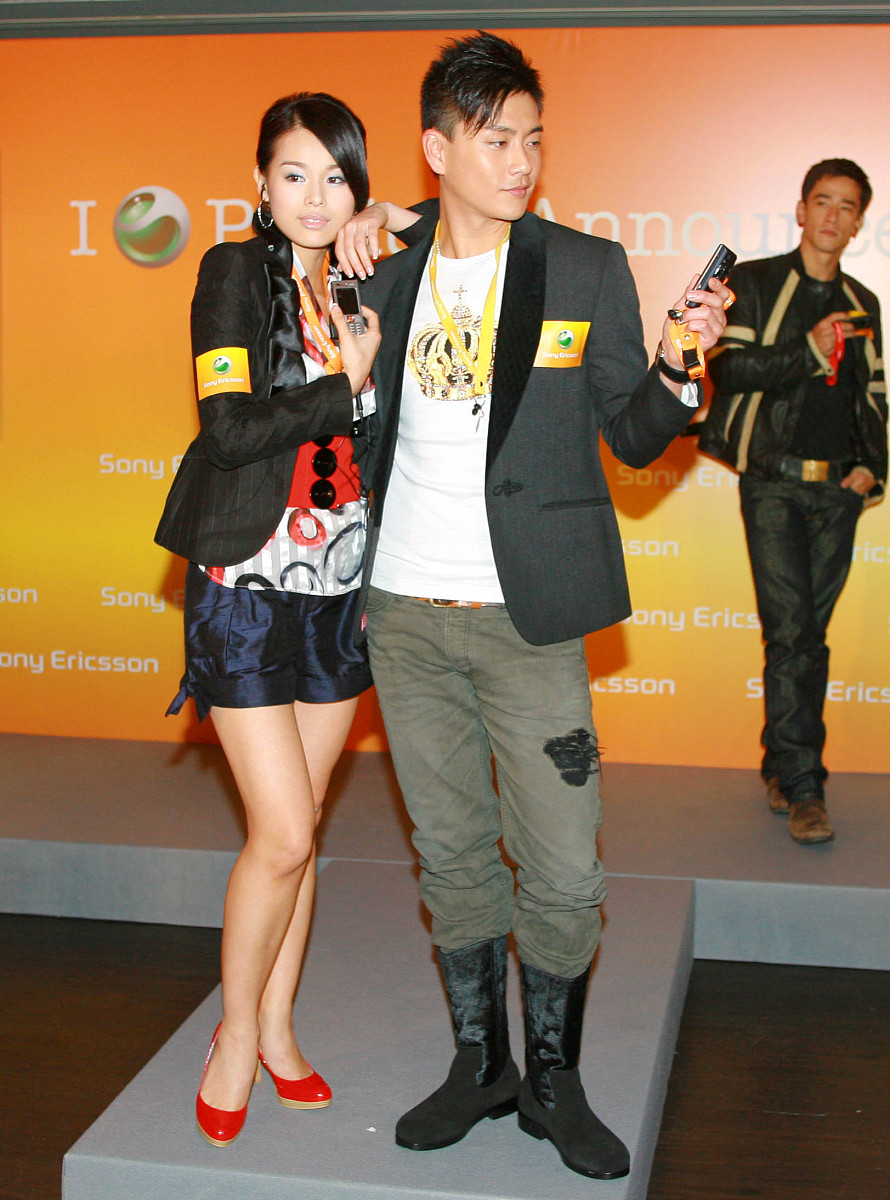 2007年2月6日,香港,黄宗泽与胡杏儿以情侣档出席牌子手机的宣传活动.+