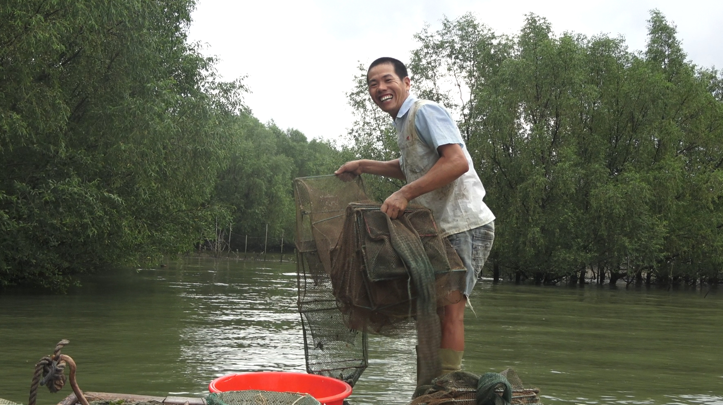 今天运气还不错,70块一斤的鱼抓6条,几天没抓到青蟹,这次抓4只