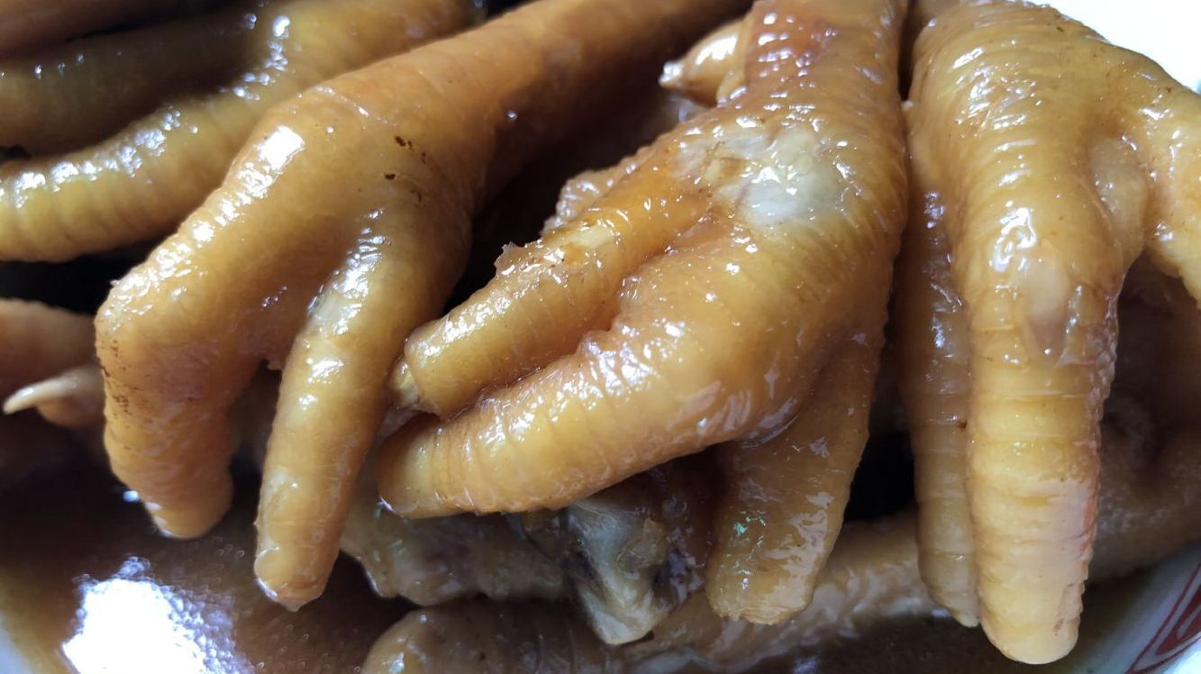 妈下厨教我煲酱油王鸡脚,鸡脚煲到起胶质最好吃,一个人吃一碟