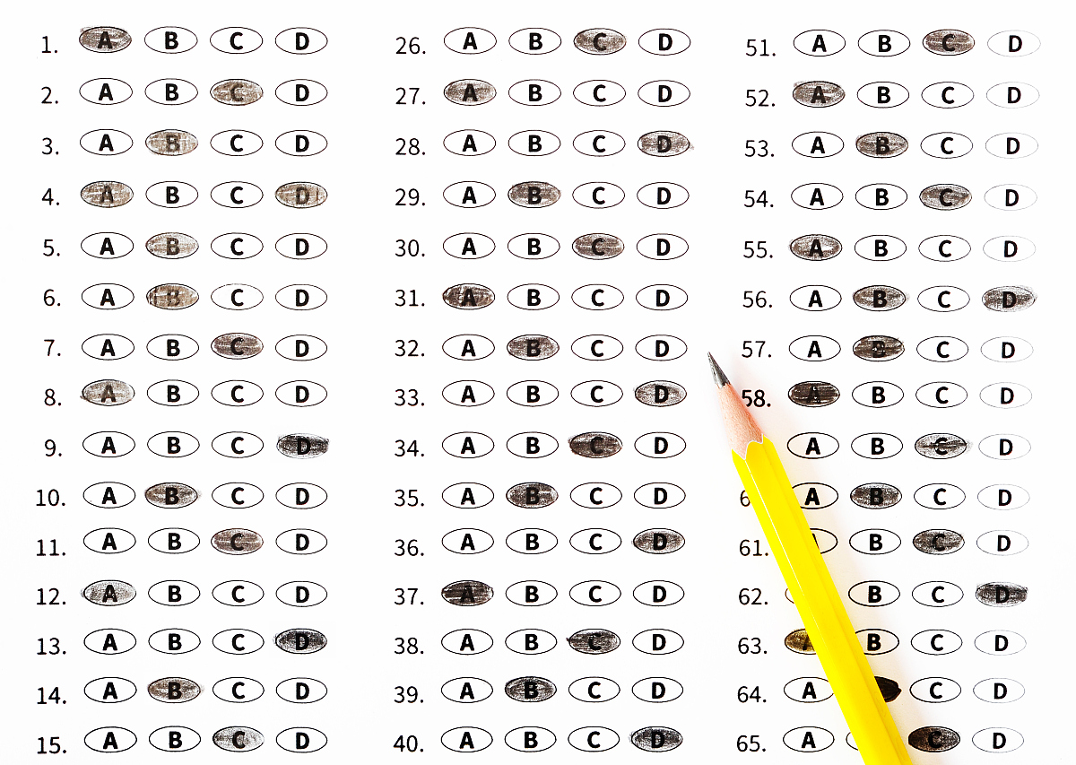 请给一位刚出生的姓郑的男孩起100个五行属火土的名字并注上名字的寓拼音和寓意。