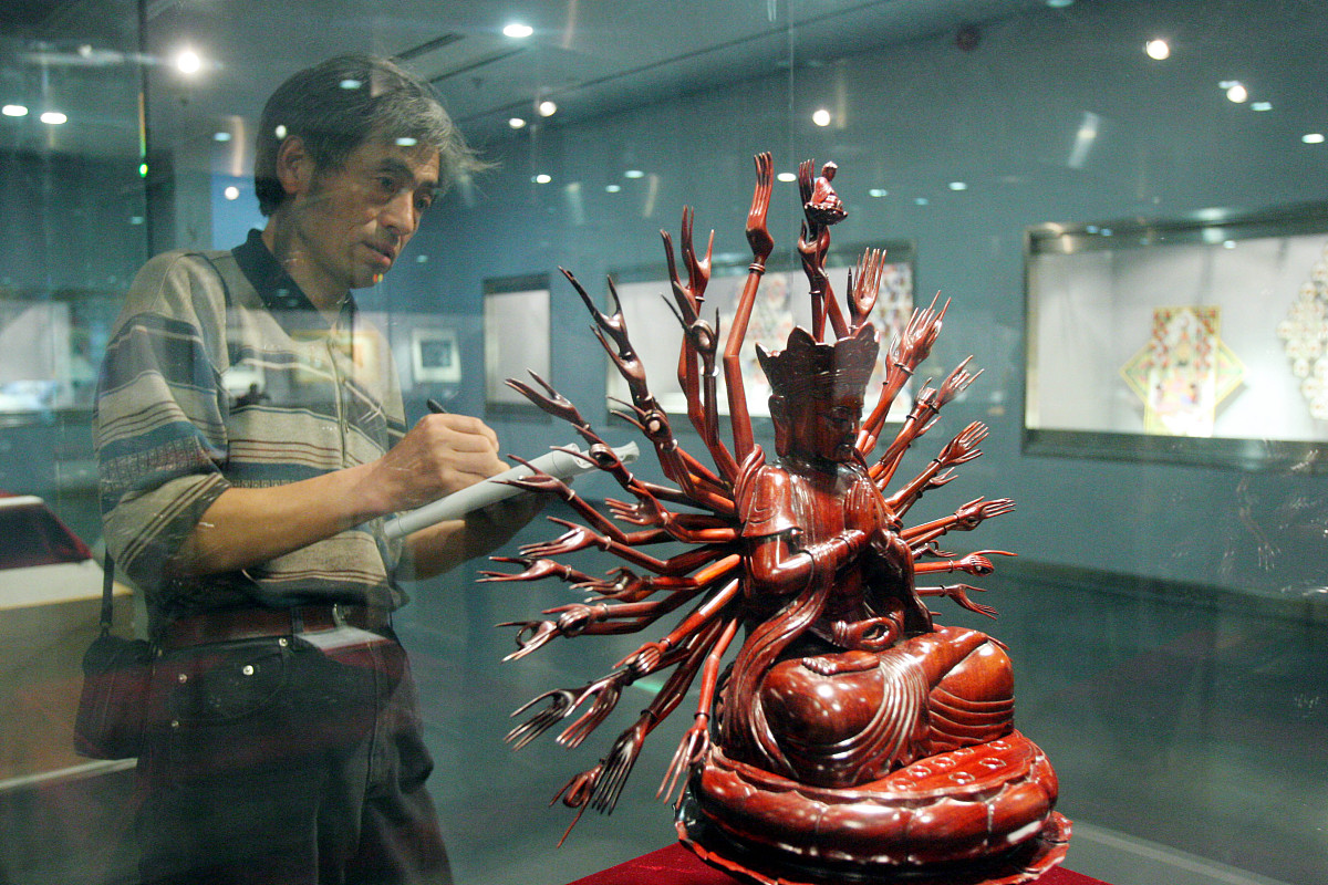 2008年5月8日,"记忆30年"南通市造型艺术精品展在江苏南通开展.      