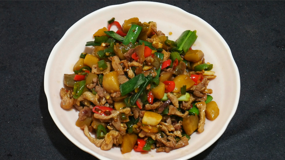 不知道为什么,就想吃点涪陵榨菜,搭配瘦肉炒着吃,即下饭还好吃