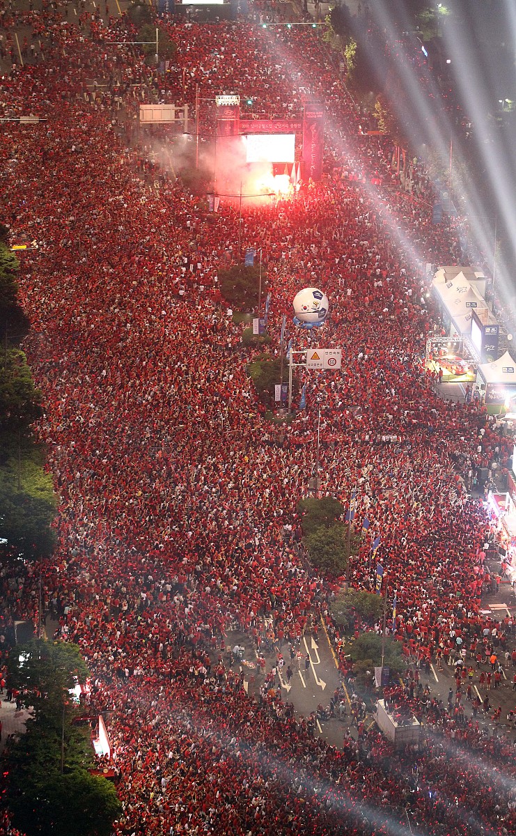 2010年6月17日,韩国首尔,2010世界杯b组次轮,韩国vs阿根廷,众多红魔球
