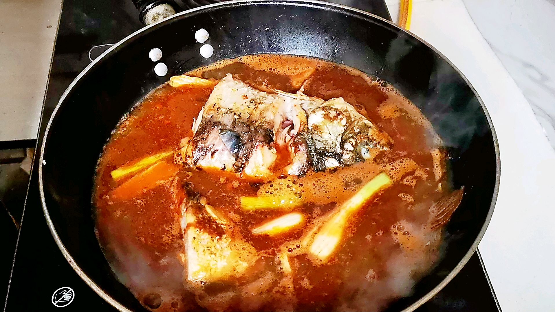 铁锅炖鱼酱香鱼的做法视频,怎样做鱼才不腥?多加一步,鲜香味美