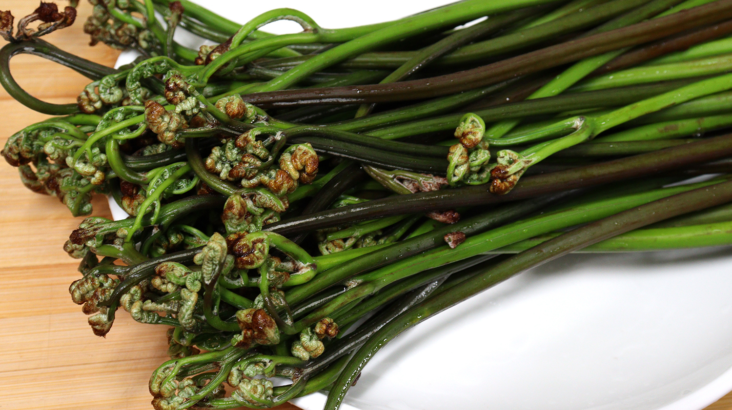 蕨菜最好吃的做法,加1种特色调味菜,出锅鲜嫩滑爽,下饭太香了