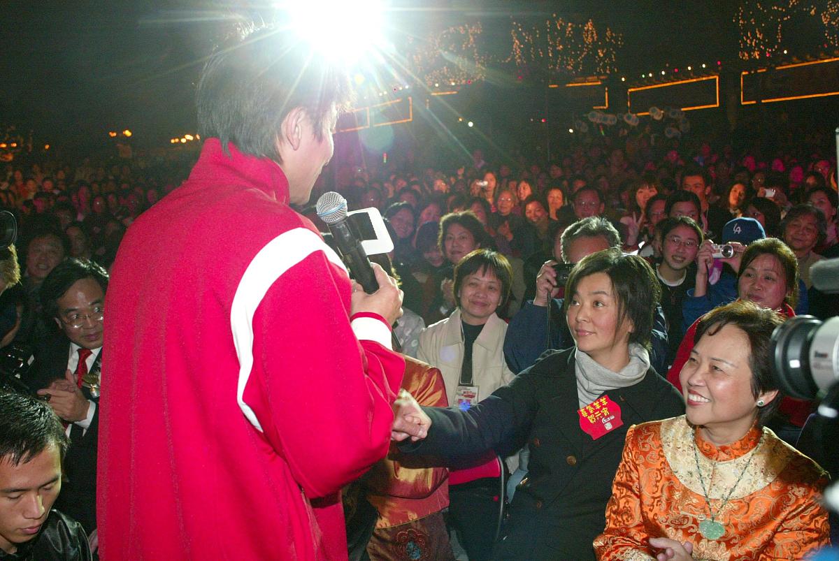 还记得1983年刘德华那版的《神雕侠侣》吗一经播出就引起轰动大受欢迎而陈玉莲扮演的小龙女那种超凡脱俗的气质也是深入人心！而就是因为两人的合作刘德华曾对这个姑姑倾心已久更是曾向陈玉莲单膝下跪告白但是被陈玉莲拒绝！