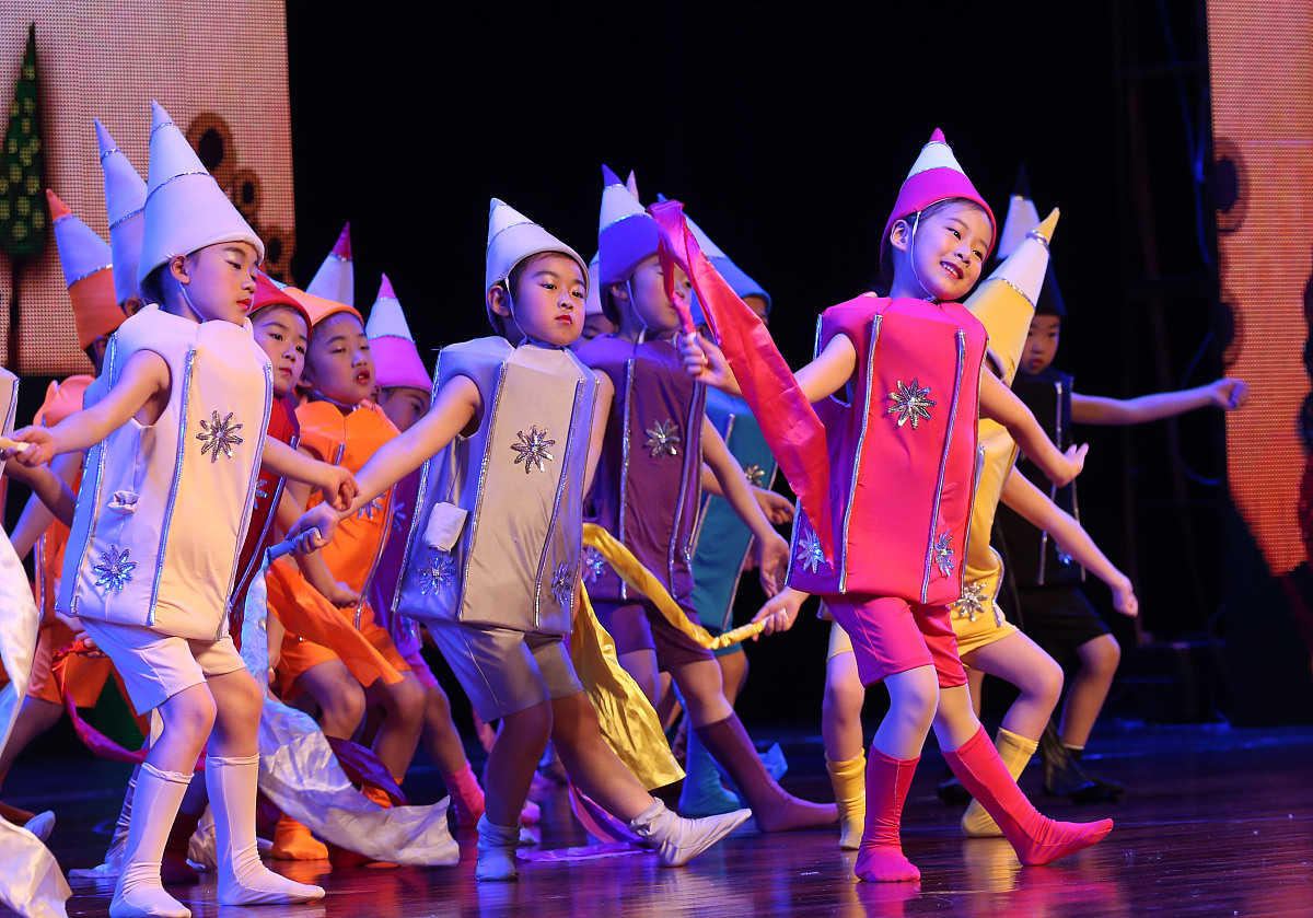 你现在身份是一名幼儿园老师请对课题立项《基于活教育思想的幼儿园生活化教育创新研究》的小节内容二、理论依据进行概述保证内容的合理性不要乱写：