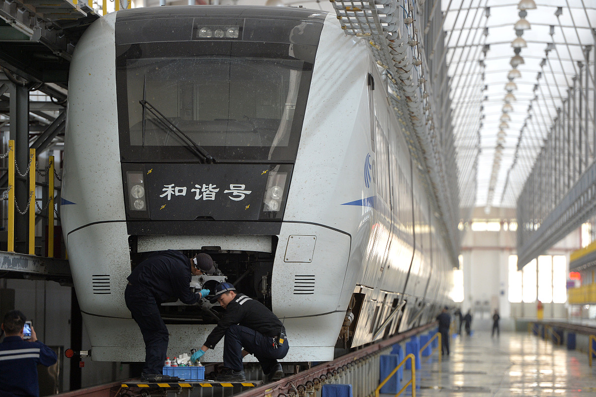 47牵引变流器牵引变流器是动车组机车牵引电能的变换装置承担着交-直流变换、直-交流变换的功能是动车组机车的核心部件。1熟悉变流元件的规格、性能参数；2熟悉各变流器的原理电路、联结方式及产品技术性能；