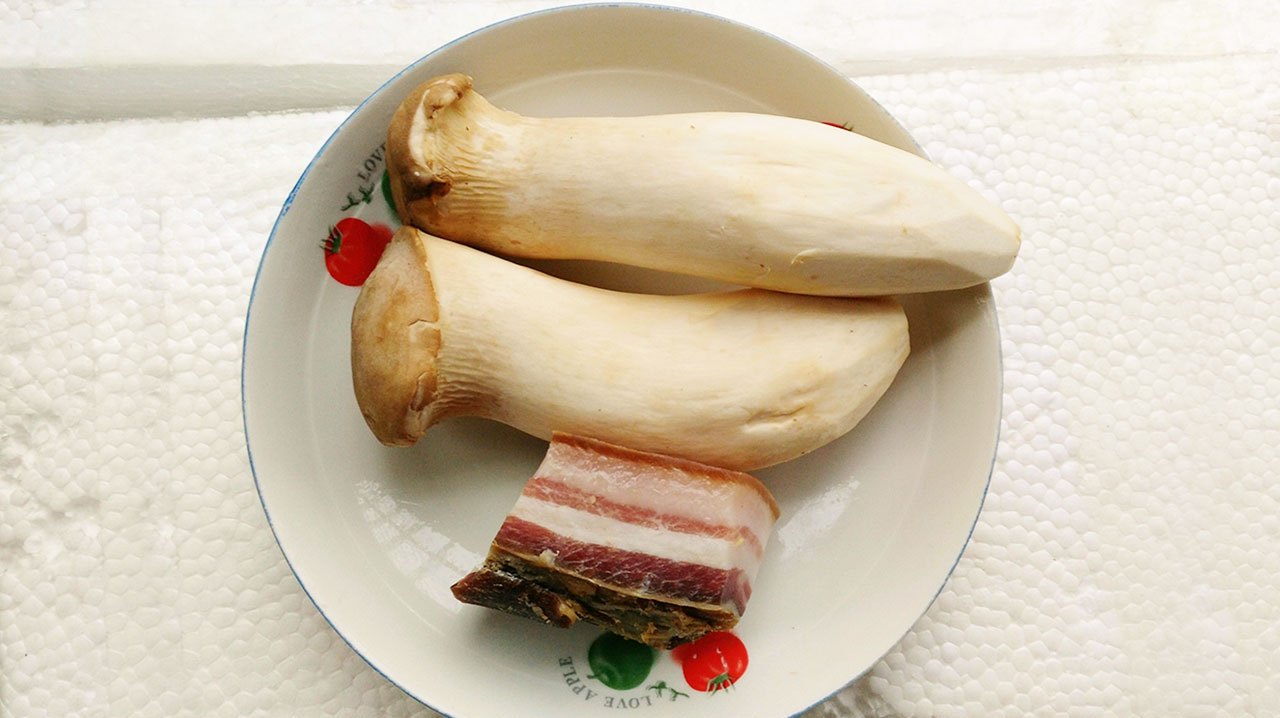 腊肉和杏鲍菇这样做太好吃了,嫩滑爽口又腊味香,不错的家常菜!