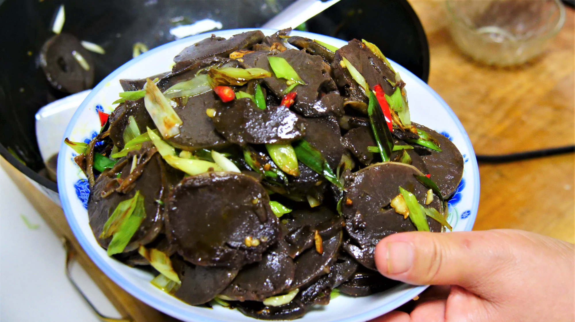 正宗的西北特色美食,“炒猪血肠”,一大盘上桌一会儿就光盘!