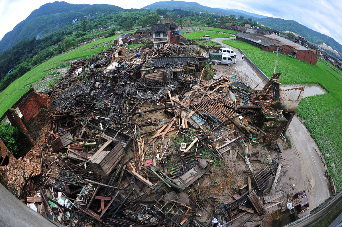 2010年6月17日,受连日来的强降雨天气影响,福建省龙岩地区受灾严重重,