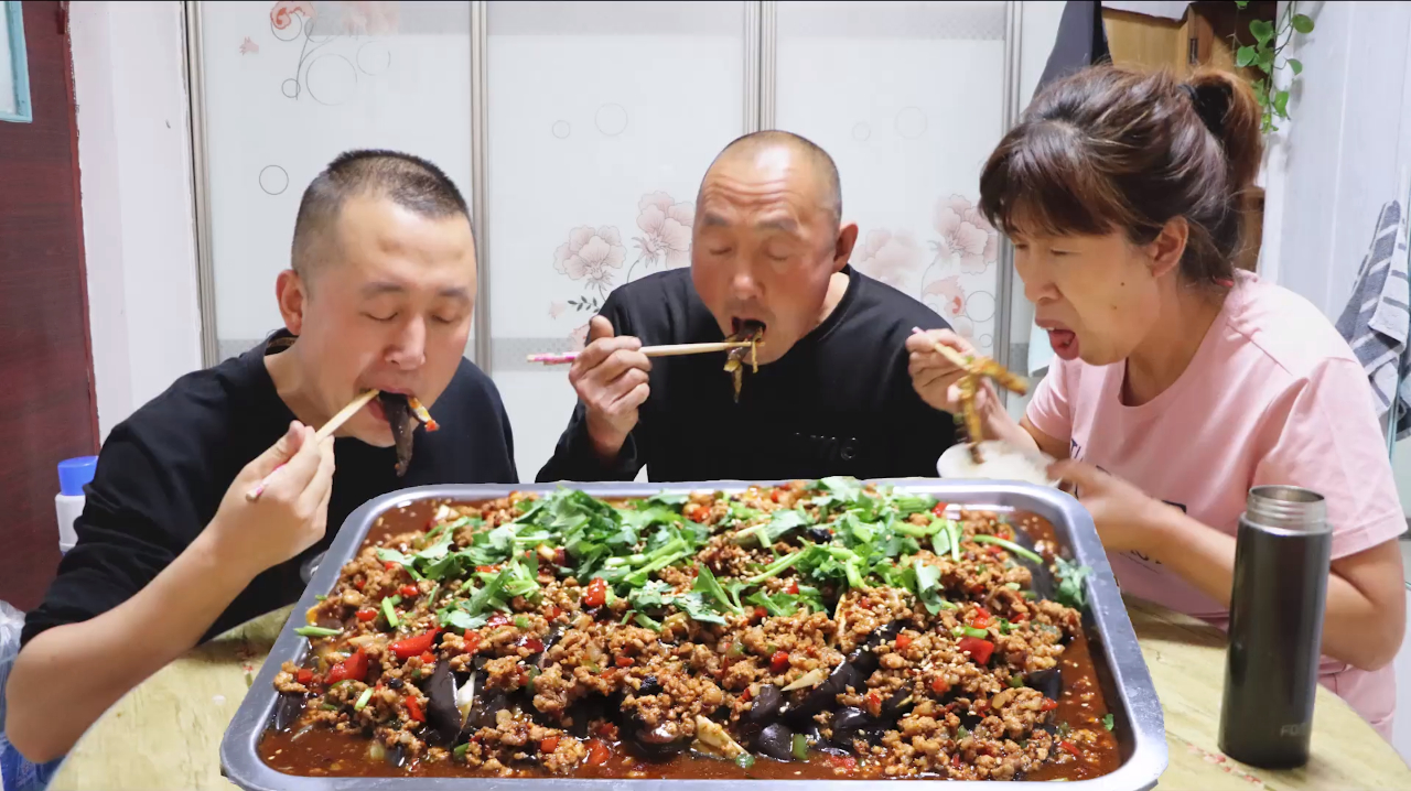 做一道肉末茄子,不用过油上锅蒸,入口不油腻,味道很赞