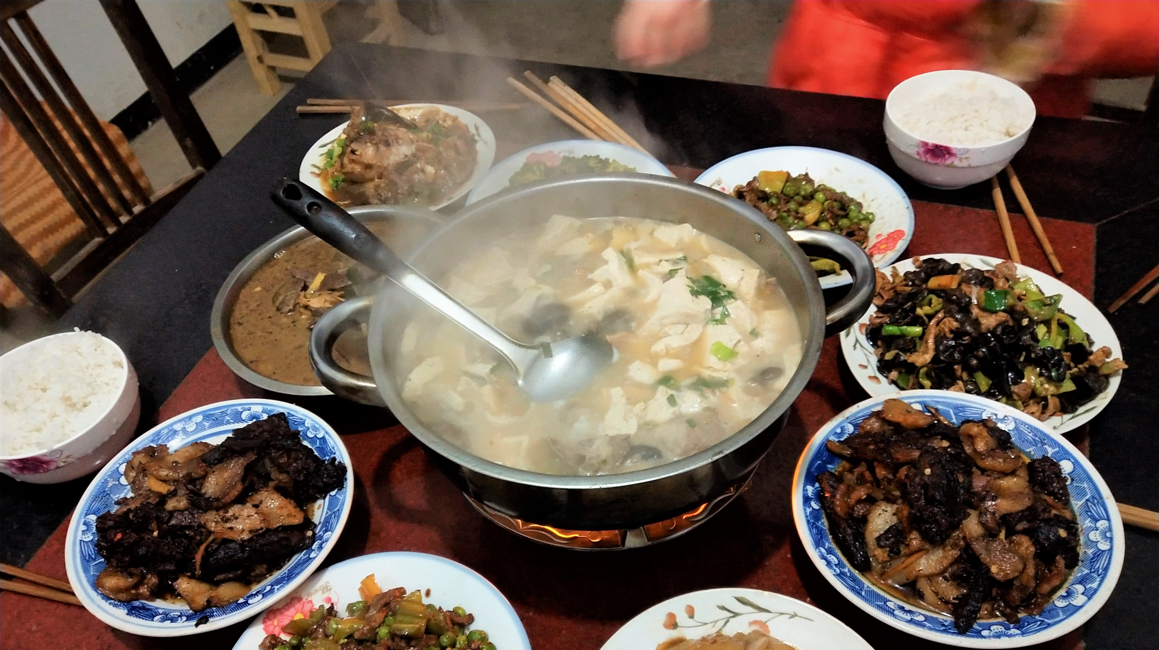 杀了年猪,农村妈妈亲手做了一桌子菜,猪肝汤这样做鲜的不得了