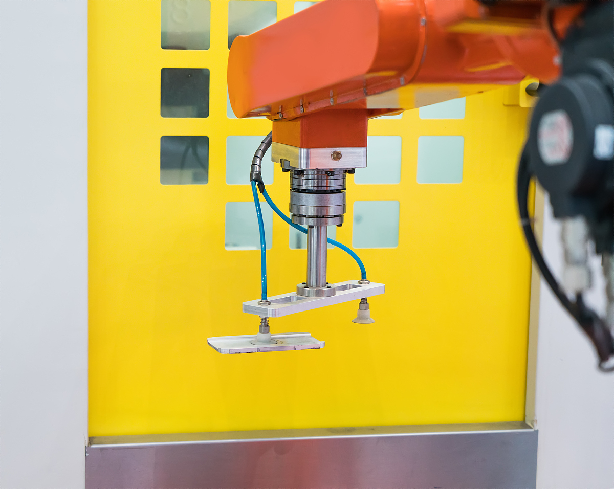 帮我写气动自动拧螺丝机的结构设计的摘要600字