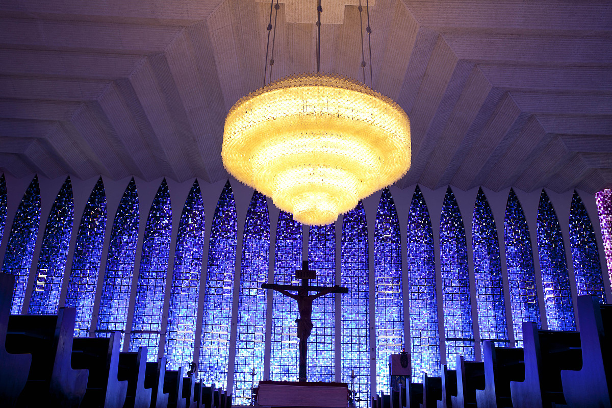 巴西利亚,santuario dom bosco蓝色教堂,是个拥有40个16米高尖肋拱的