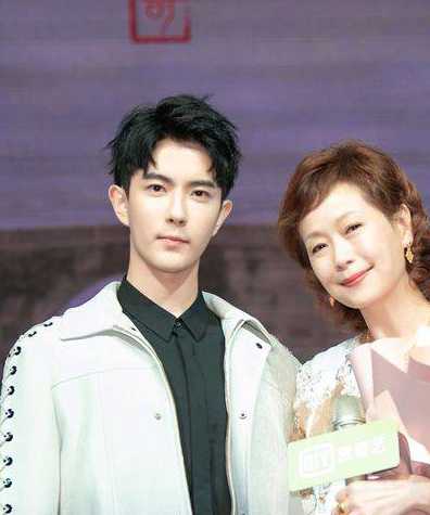 叶童出演许仙母亲《新白娘子传奇》两代许仙同