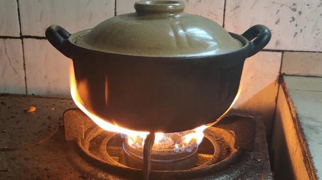 农村小伙自制了一碗忘情牛肉面,汤汁浓稠又鲜美,吃完竟然忘情了