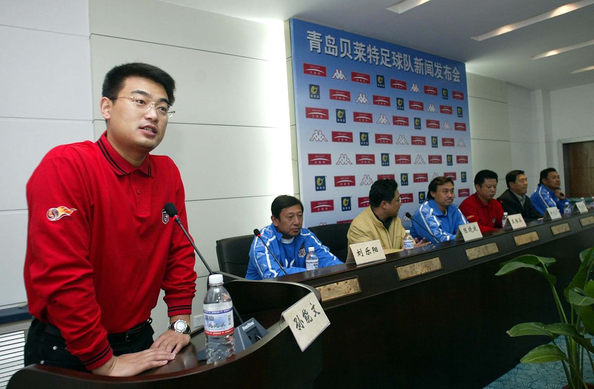 你好您好！有什么可以帮到您呢？吃苦耐劳精益求精——记乙烯部优秀员工张建涛 在浙石化乙烯部有这么一位优秀的员工张建涛他吃苦耐劳精益求精作出了令人赞叹的成绩赢得了领导、同事们的肯定和赞誉。 浙石化乙烯部共建有三套140万吨年乙烯装置。在3#乙烯开工过程中由于工期紧任务重张建涛在装置现场一刻不停地忙碌着应对各种突发问题与中控的同事们紧密配合。裂解气压缩机进料时由于物料中杂质过多造成了凝液泵过滤器堵塞为了