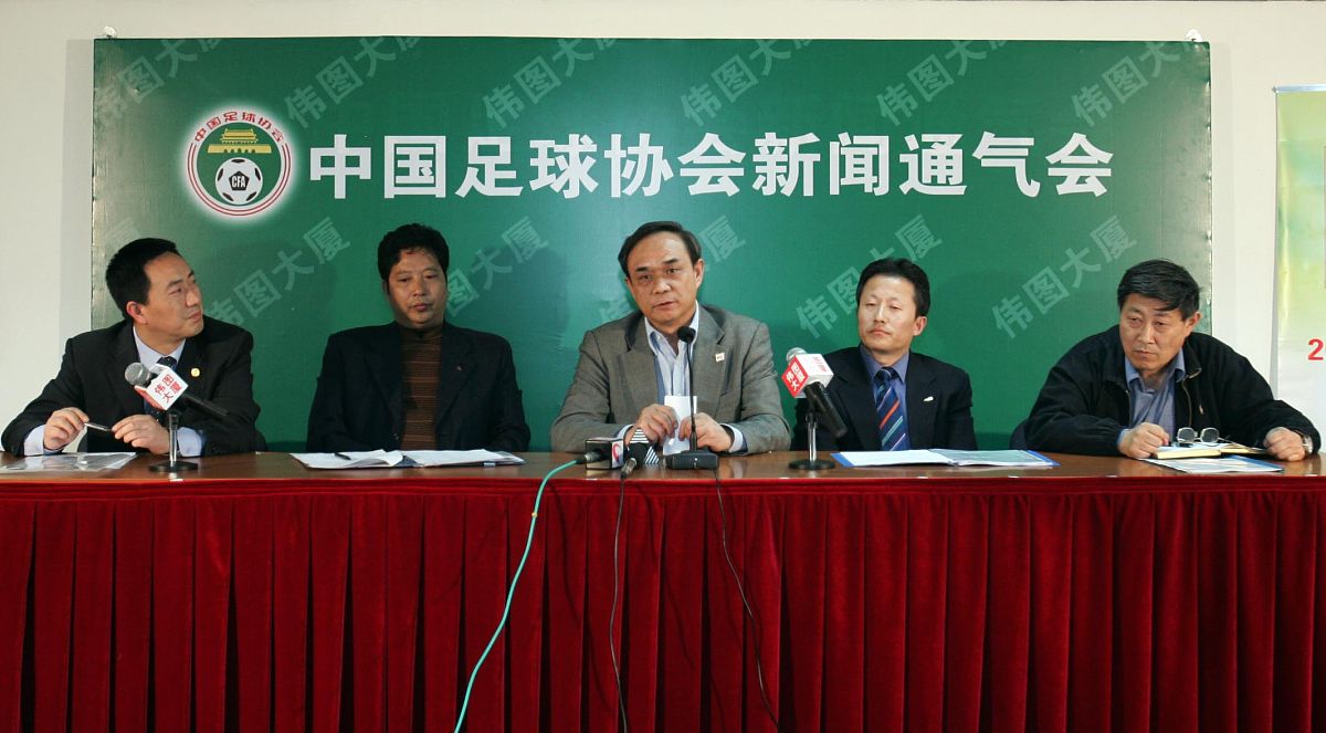 第三章中国体育社会组织治理的历史回顾与现实困境第一节 中国体育社会组织治理的历史回顾第二节 中国体育社会组织治理的现状与困境 一、协同共治模式单项体育协会的治理现状与困境一治理现状 1内部治理 2外部治理二治理困境 1内部治理2外部治理二、政社同构模式单项体育协会治理的现状与困境一治理现状