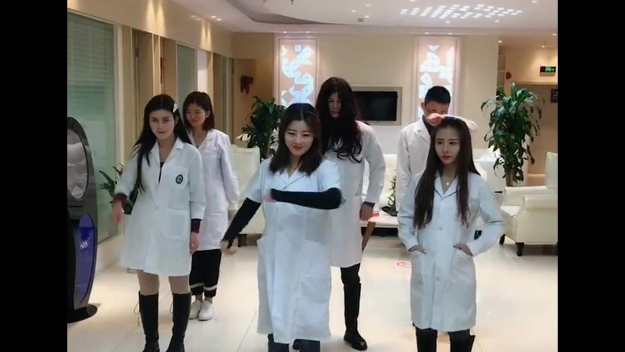 牙科诊所同事趁没人的时候嗨一下,谁知道老板就在身后