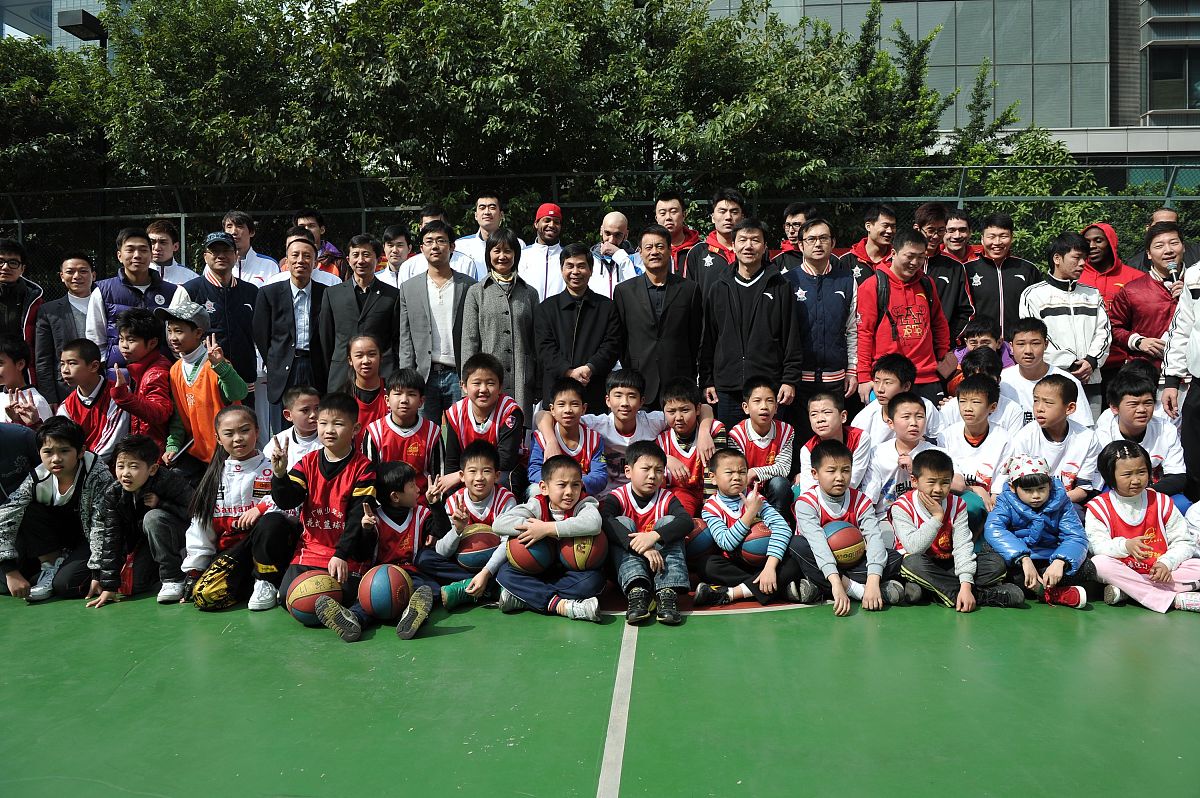 2012年2月18日,广州,cba全明星校园慈善活动,众球星抵达.***_*** +++_