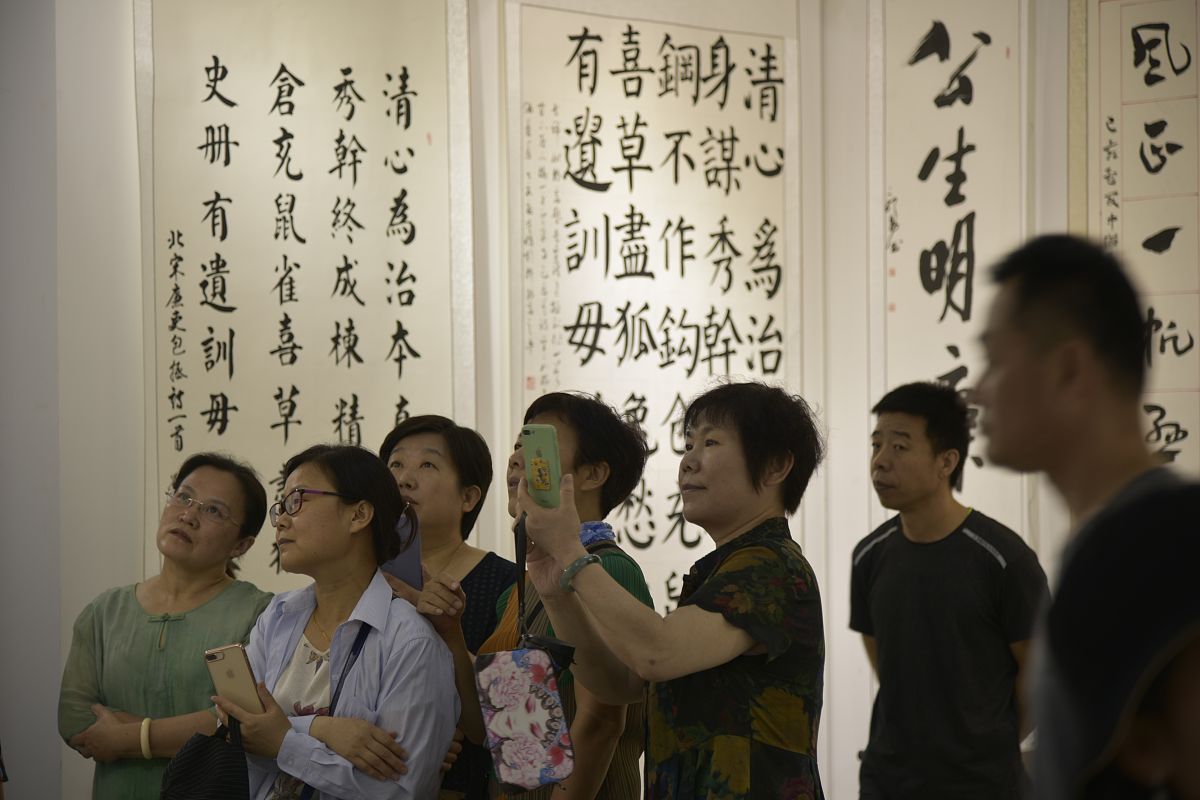机关事业单位工作人员近三年思想工作总结。包括思想、工作、廉洁自律方面。形成2000字左右材料