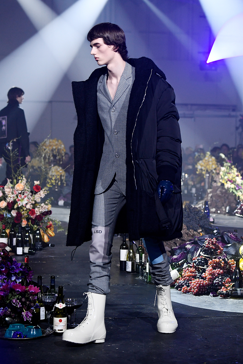 当地时间2018年2月27日,美国纽约,2018秋冬纽约男装周:raf simons 品