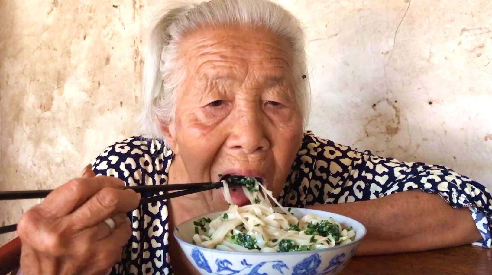 农村82岁奶奶不去儿子家住,一人独自生活,看看奶奶中午吃的啥饭