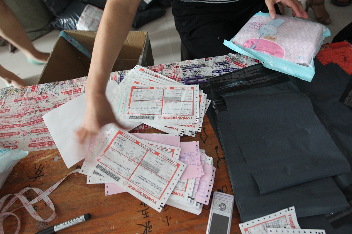 我是档案管理员寄公司快递写我名字报销上司多次用我的名字寄私人快递我怎么告状领导不知道什么语气不想让这个上司知道还想装小白
