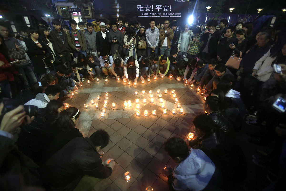 2013年4月20日,全国各地群众为雅安灾区祈福,悼念遇难同胞. ***_***20