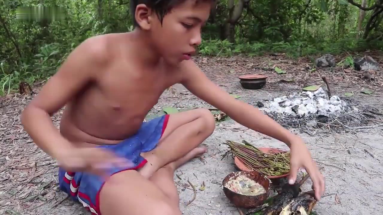 农村男孩户外美食,烤鲶鱼配上秘制酱料吃,真是太美味了