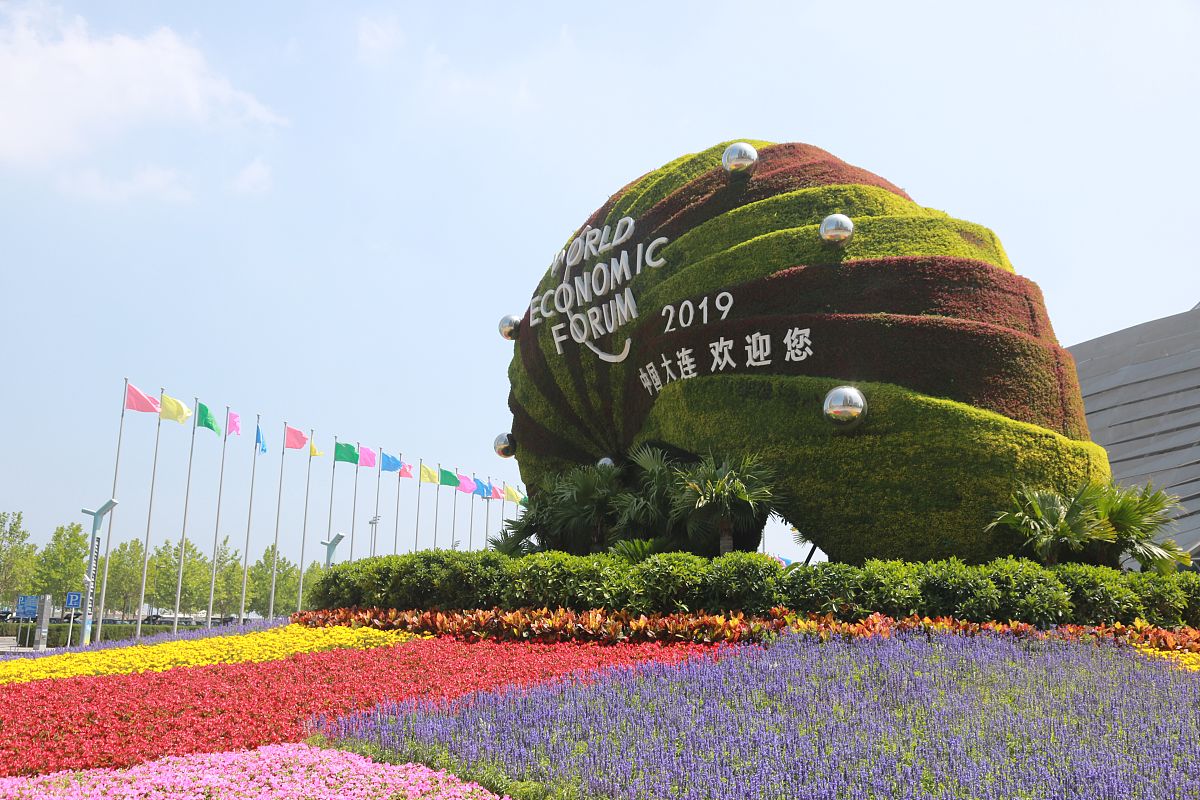2019年7月1日,辽宁大连,2019夏季达沃斯论坛主会场大连国际会议中心外