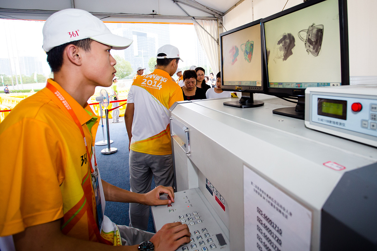 以爱岗敬业为主题结合无人机装调检修工的工作内容出两道单项选择题并给出答案并解析