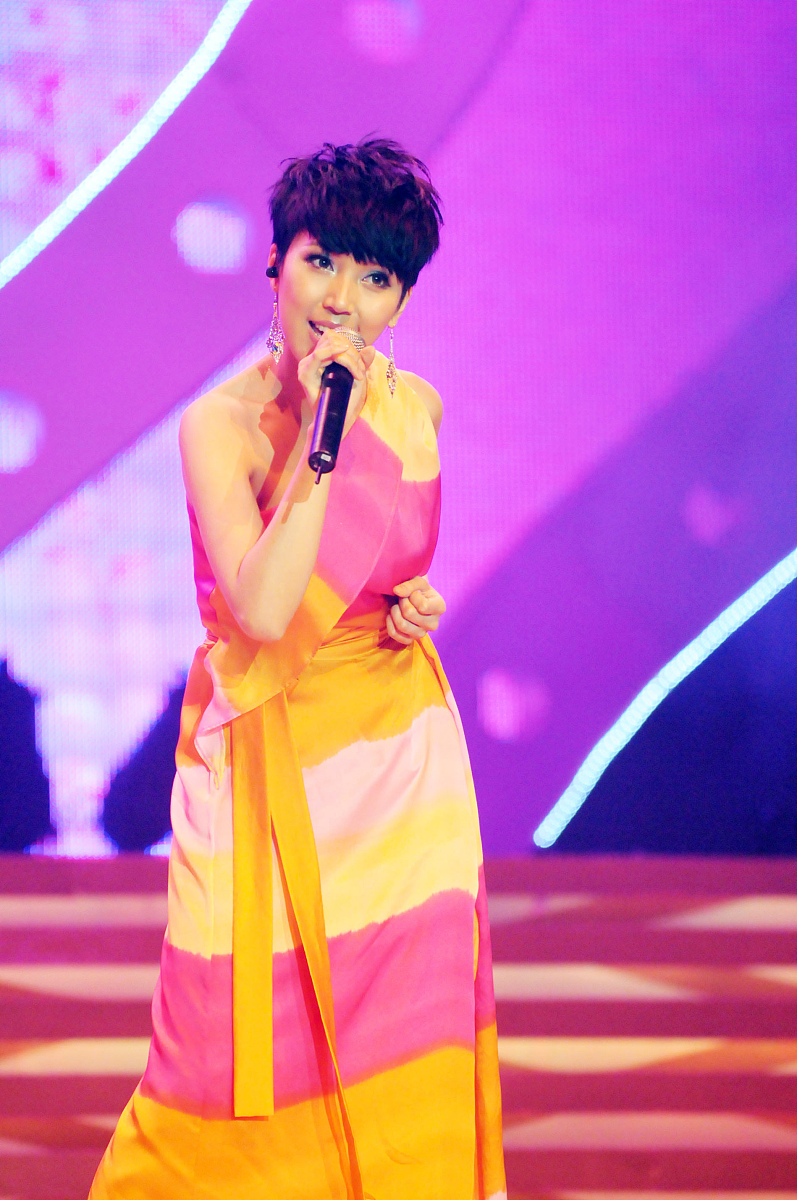 2010年2月27日,澳门,香港英皇娱乐春茗演唱会现场.***_***钟舒漫+++_+