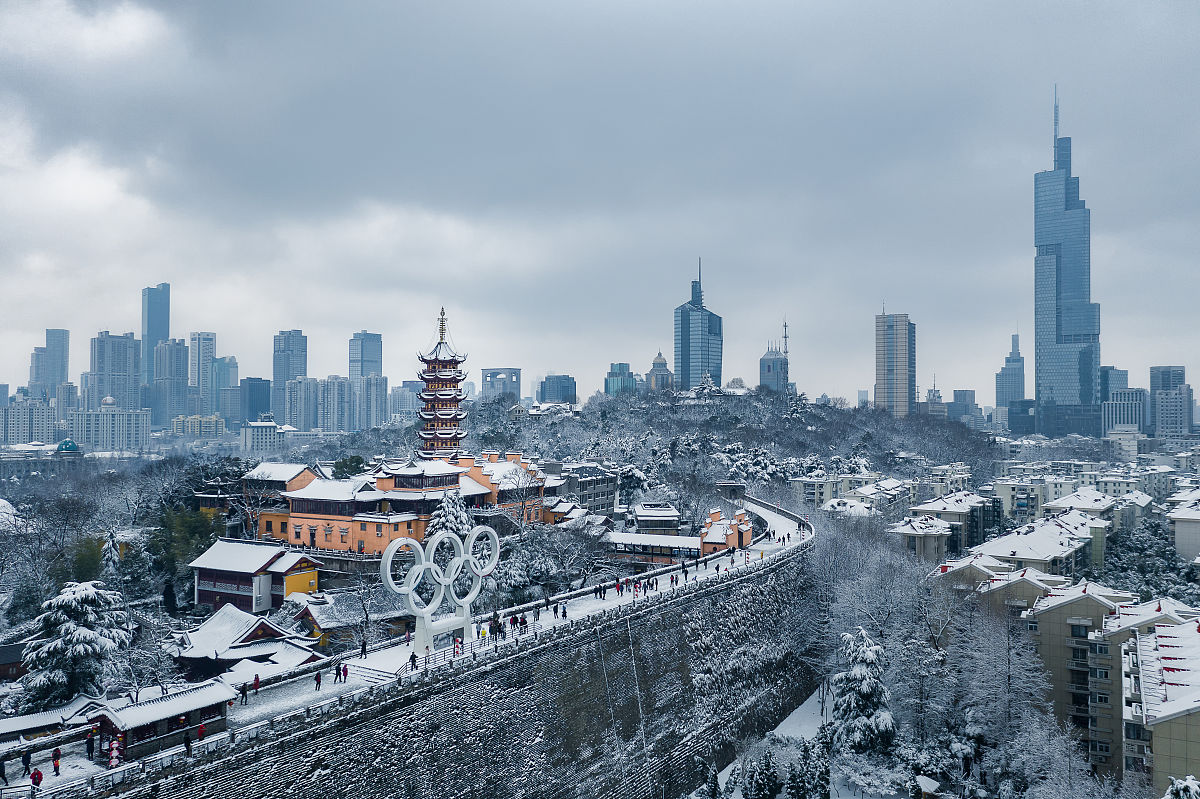 2019年7月29日,江苏南京鸡鸣寺冬季雪景台城.