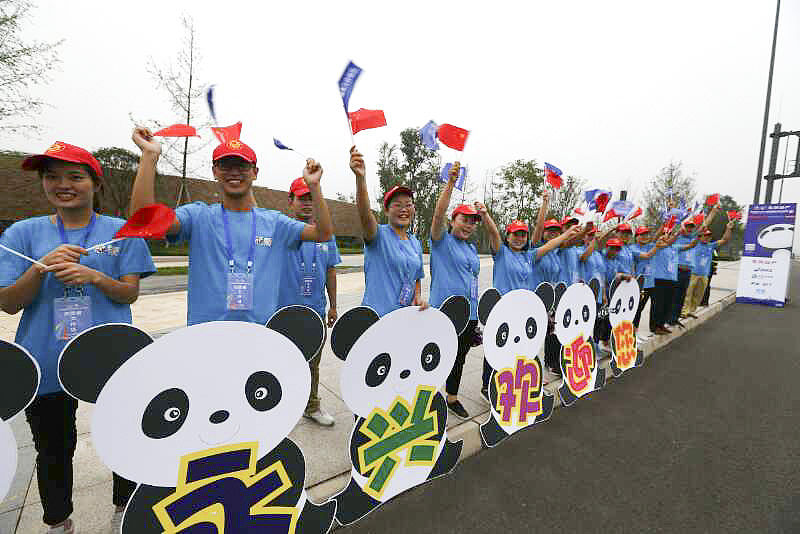 手术后我依旧坚守志愿者身份，参与'中国青年大熊猫守护计划'公益项目