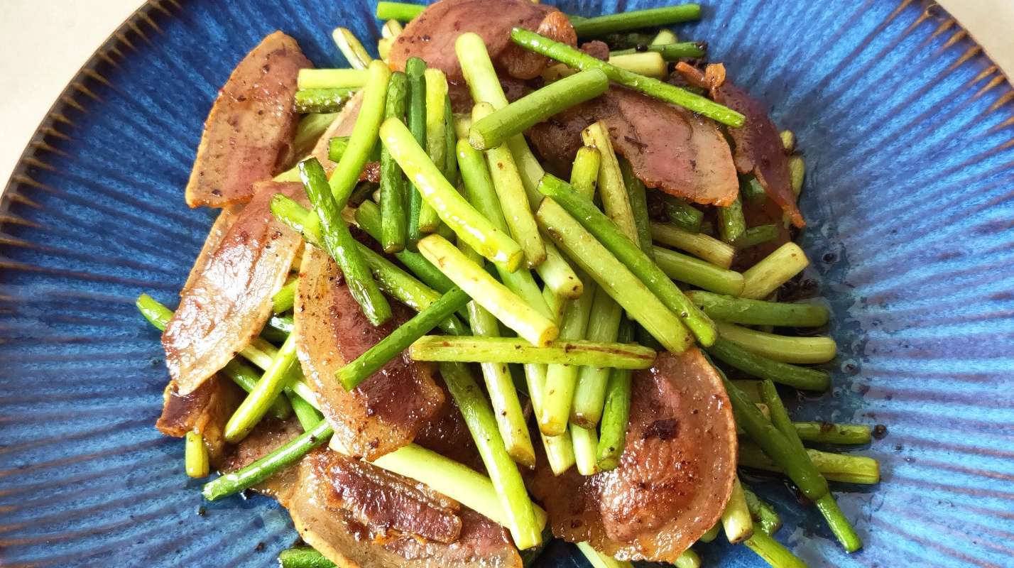 蒜苔炒腊肉的家常做法,做法简单又美味,开胃又下饭