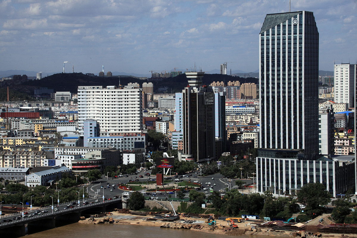 ***_***2013年9月20日,中国东北吉林省吉林市,蓝天白云下松花江北岸的
