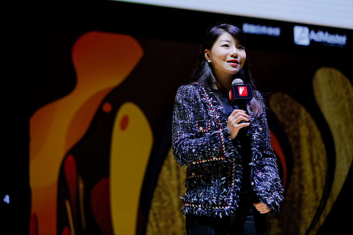 能帮我写一份关于高端养老院的团队介绍的内容吗包括对核心团队成员、主要管理人员和他们所具备的能力以及职务责任、组织结构等做详细阐明字数在1000左右