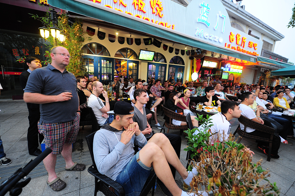 2014年7月14日,江苏太仓,"德国战车"捧获大力神杯,"德企之乡"成欢乐海