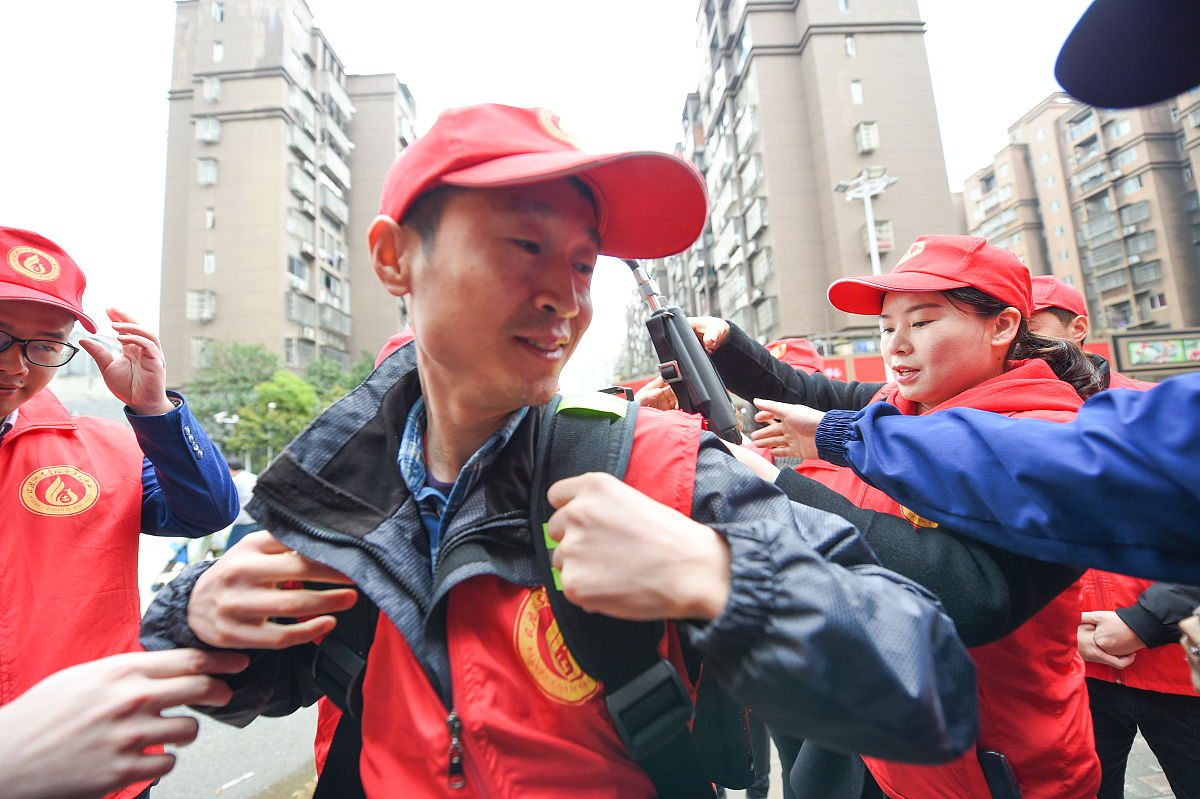 2019年4月3日,南昌,凤凰家园社区志愿者正在接受红谷滩新区消防救援大