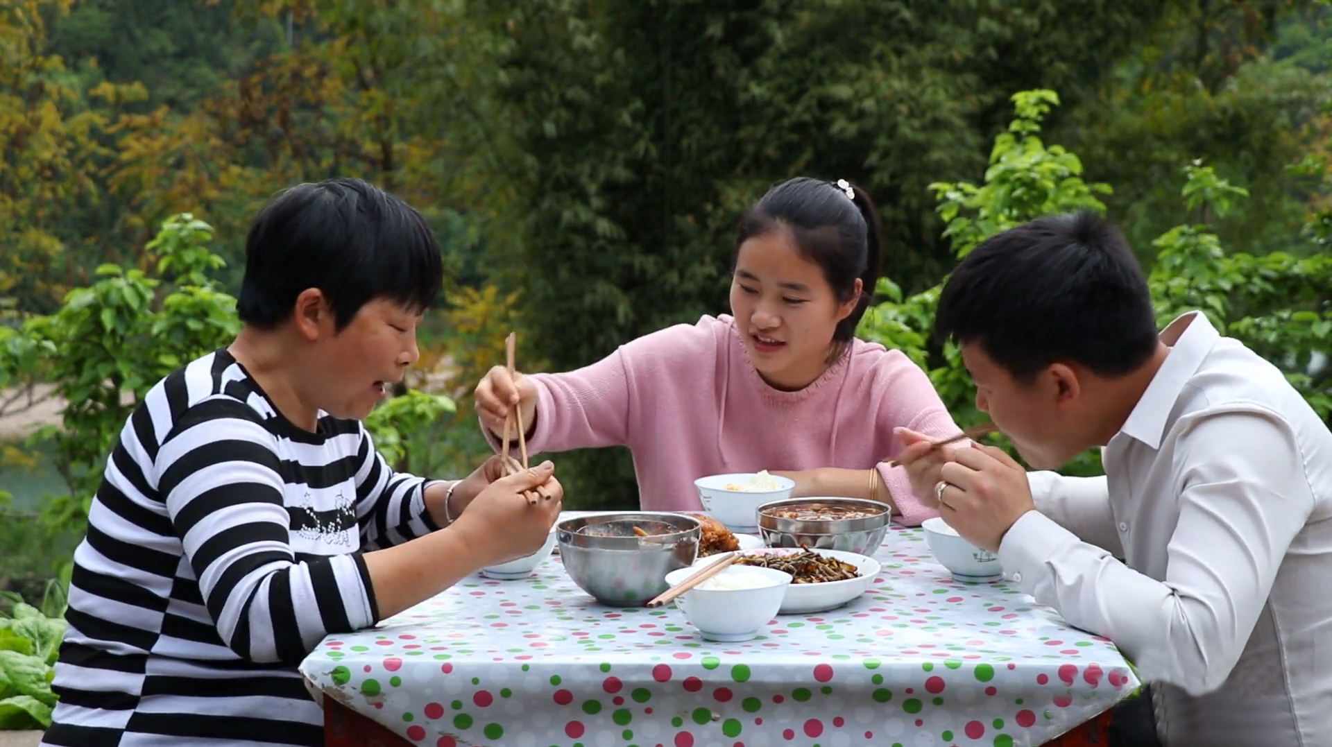 妈妈用臭老婆树叶,做的家常粉蒸肉,一顿就吃了好几大碗