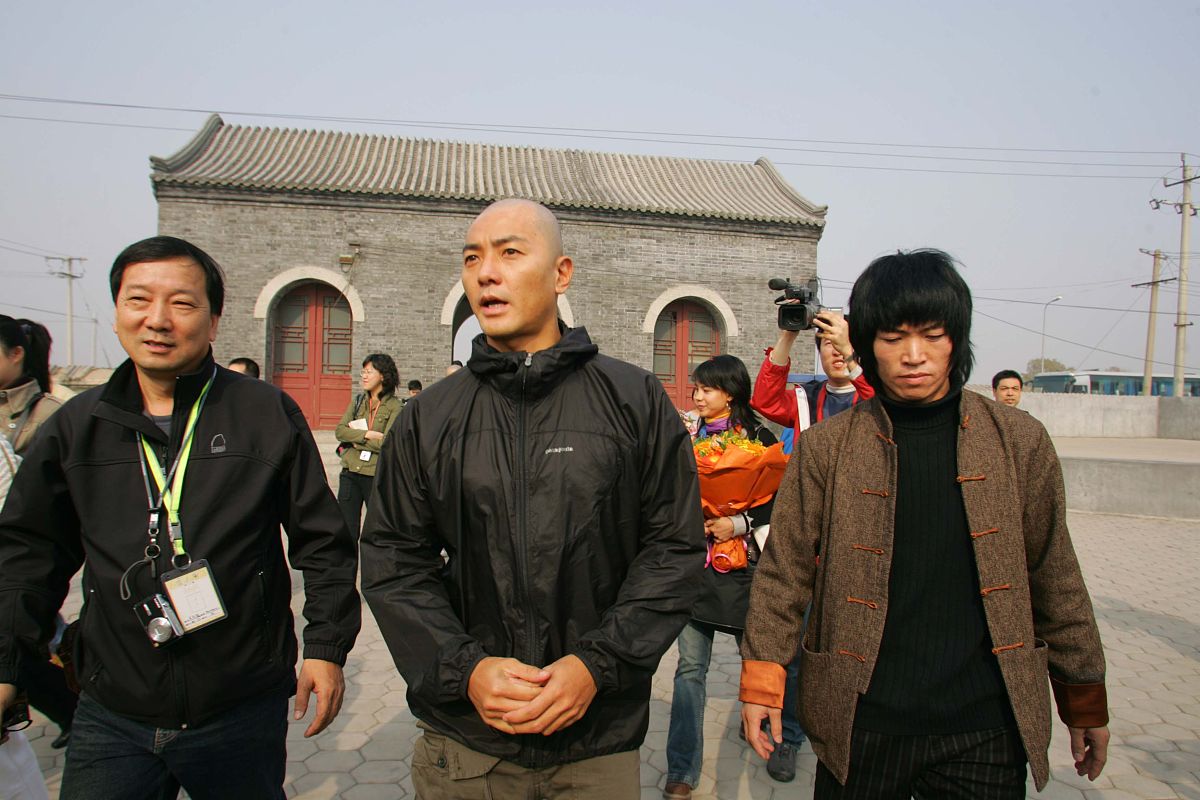 2006年11月2日,电视剧《大侠霍元甲》主创拜访霍元甲故居..郑伊健+++_