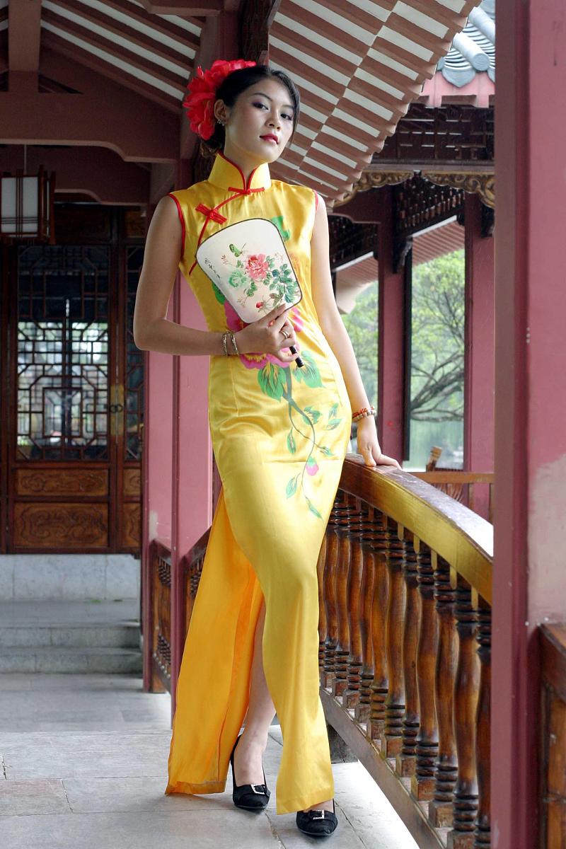 在唐装美女的身上曼妙的身姿和柔美的容颜交相辉映。她翩翩起舞舞步轻柔婉转扇风拂面如行云流水般的动作让人陶醉。她纤腰玉骨芳华绝代穿着霓裳羽衣柳眉莲腮像仙女般飞舞在舞台上。随着曲调的变化她的动作也变得更加婉转动人。她手中的扇子轻轻扇动像是在为整个舞蹈增添了一层轻盈的气息。她的舞步流畅如同花瓣在风中轻轻飘荡让人仿佛看到了一场盛大的花舞。唐装美女的舞蹈不仅是一种视觉的享受更是一种心灵的感受。她用她的舞蹈向观