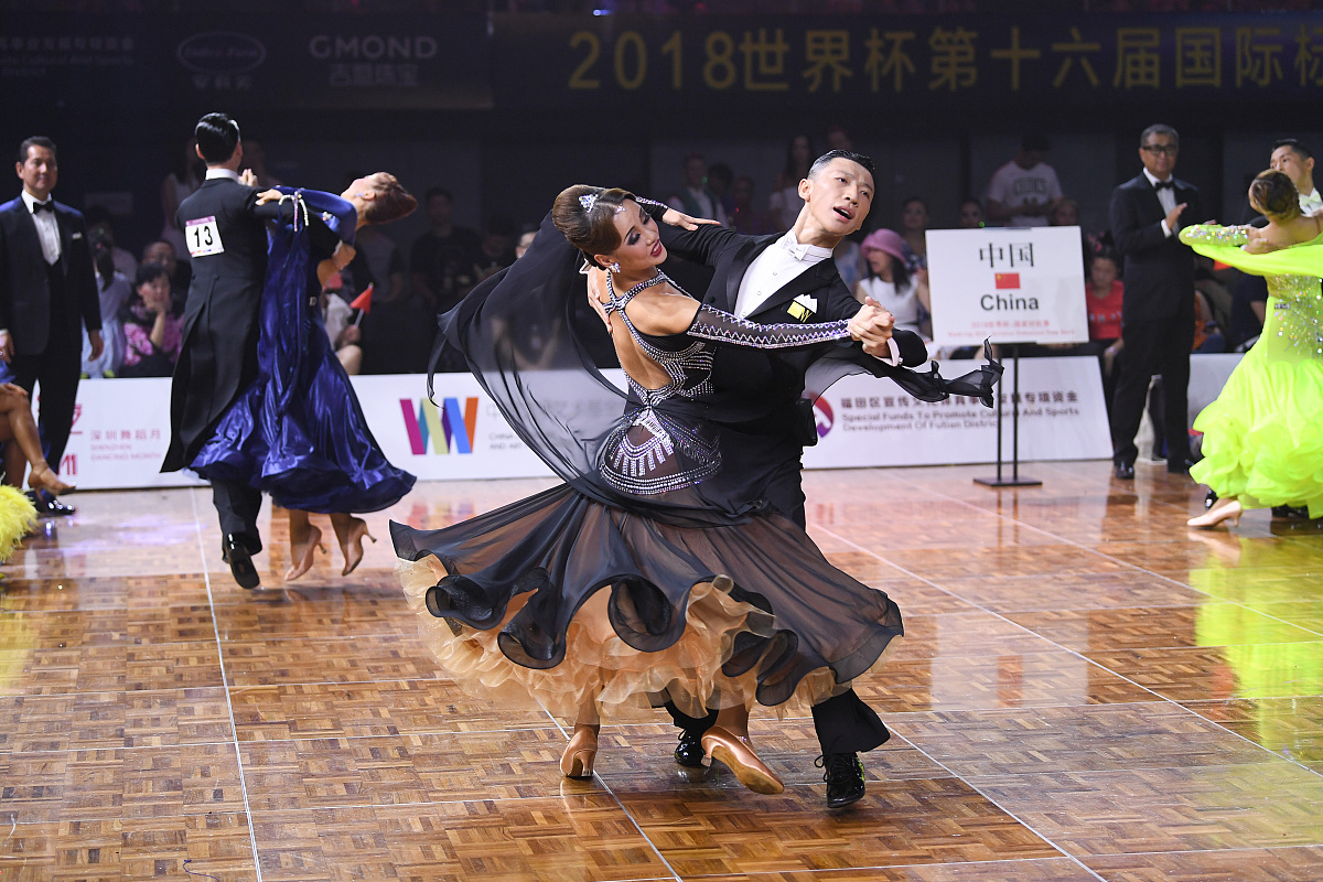 以当今世界进入大动荡大变革时期深刻把握世界格局演变的大趋势保持战略清醒和战略定力坚定不移走好中国式现代化道路。为题写一篇500字的论文需要写50字左右的摘要1-3个关键词1-3个参考文献。摘要、关键词和参考文献的字数包含在总字数里；