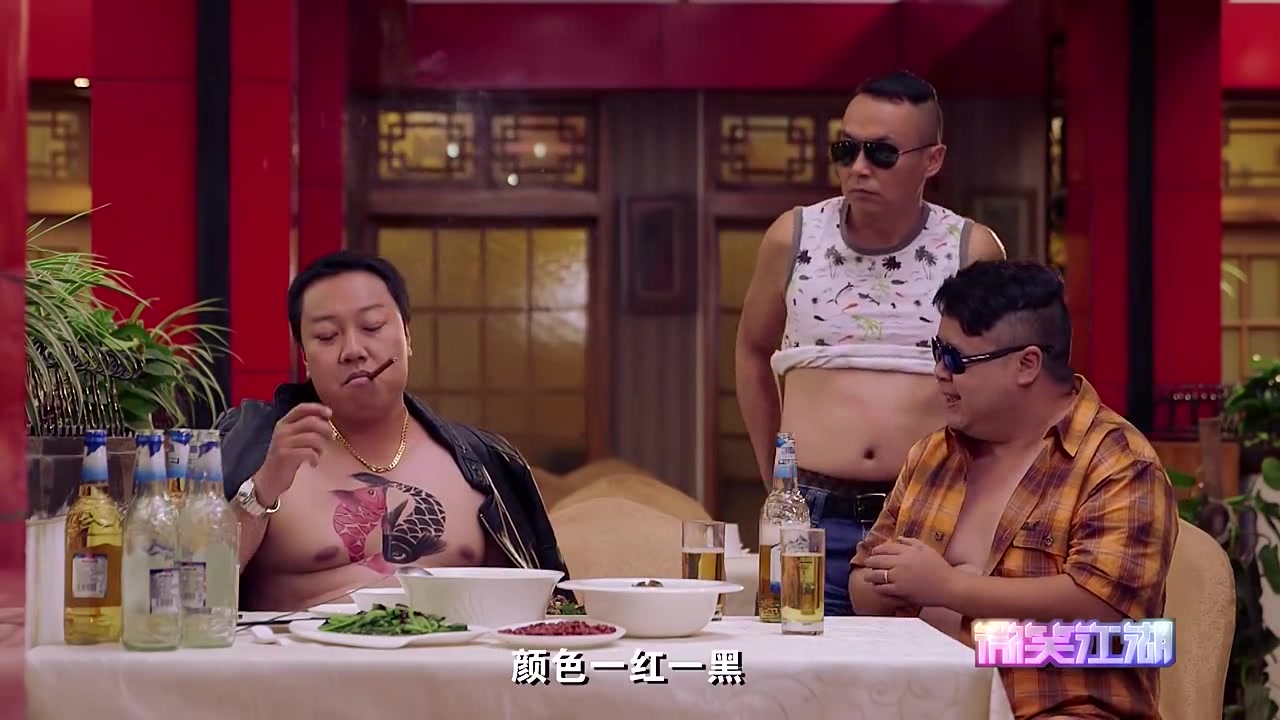 两人看到一人纹着两条鲤鱼,问其来历,他一句话绝了!