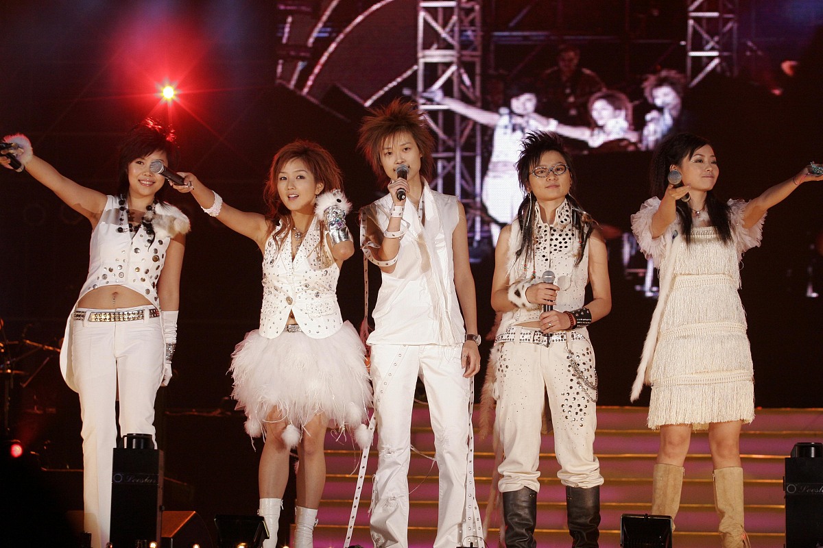 2005年10月9日晚,"超级女声巡回演唱会"北京站在工体火爆开唱.纪敏佳,