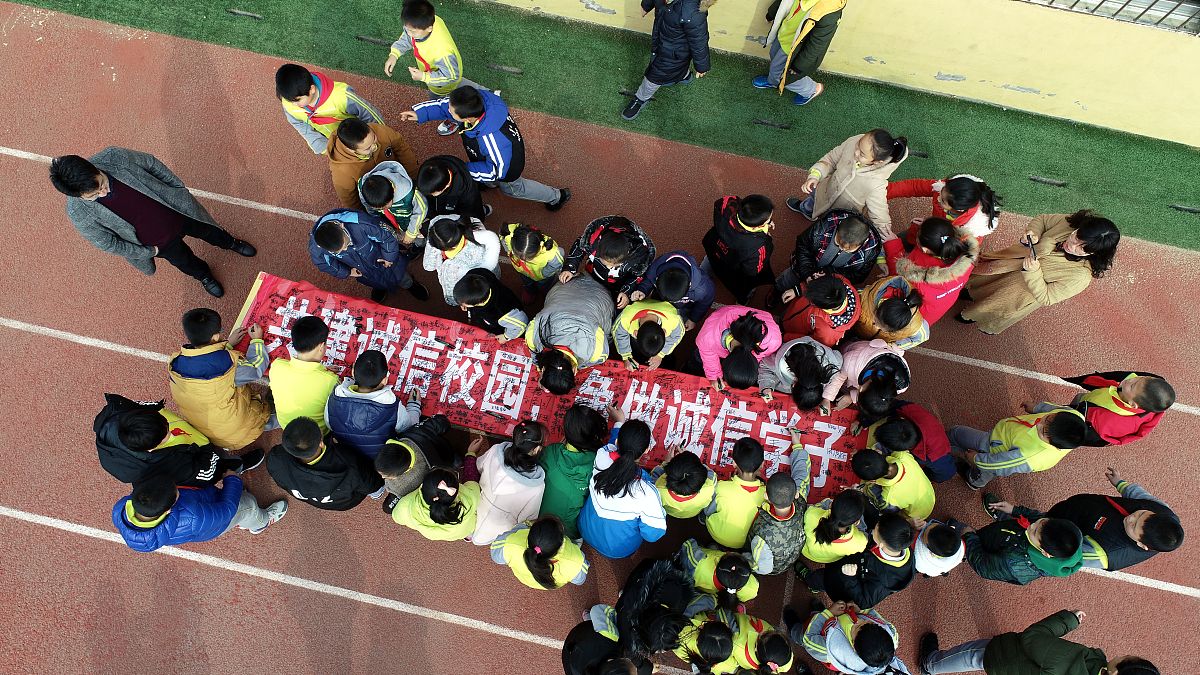 诚信校园建设汇报材料 三千字诚信校园建设是当前教育领域的热点话题也是学校管理工作的重要内容。为了落实国家教育部门的相关政策我们学校积极推进诚信校园建设加强学生思想道德建设提高学生的诚信意识和素质。以下是我们学校在诚信校园建设方面所做的一些工作和取得的成果。一、加强诚信教育学校开设了《诚信教育》课程通过讲授诚信理念、案例分析、道德教育等方式引导学生树立诚信意识增强道德素质。同时学校还通过各种形式的