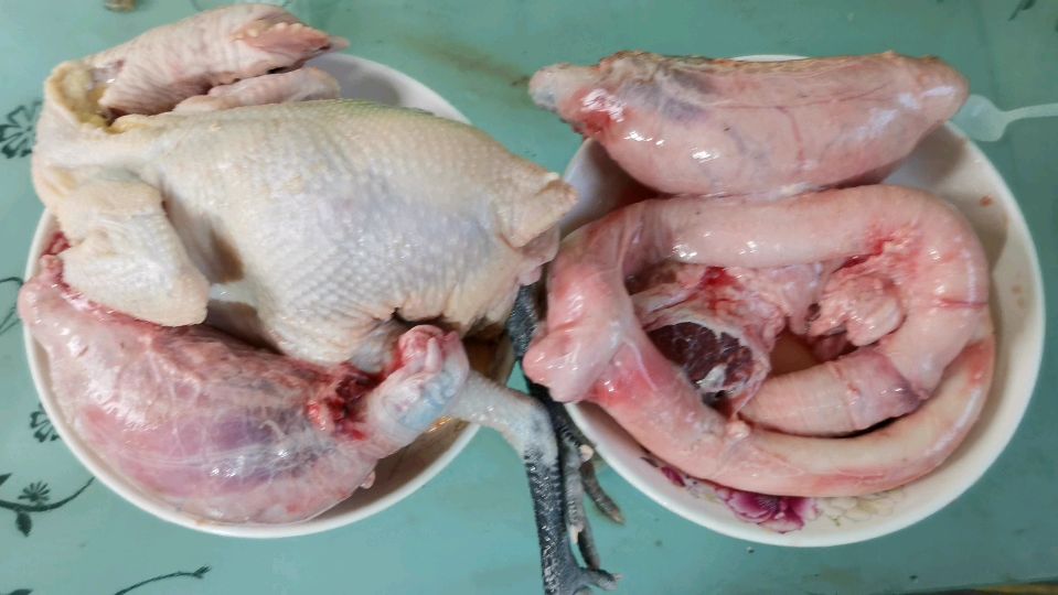 男子汉非常喜欢的食材,和老母鸡一起炖汤,肉糯汤鲜确实美味